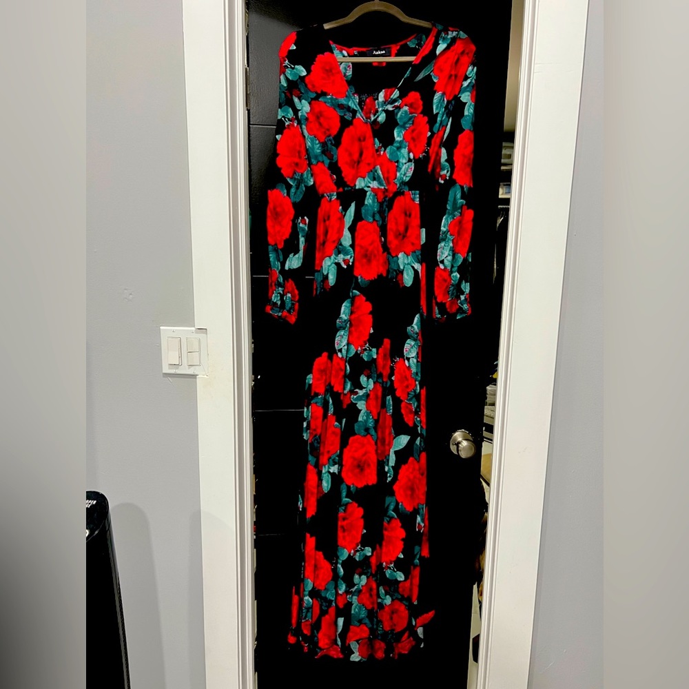 Pre-owned Aakaa gown size L red roses on black background. Excellent condition.
